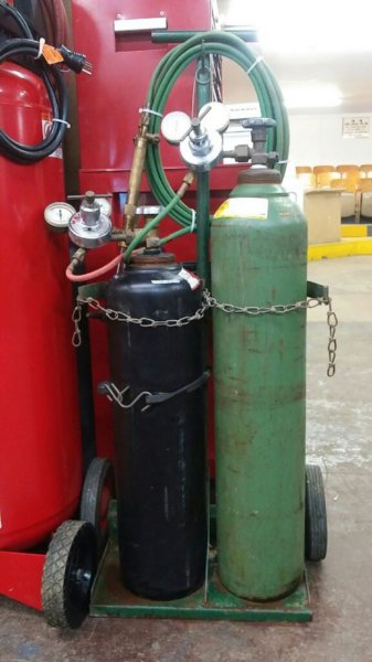 tools19acetylenetanks.jpg